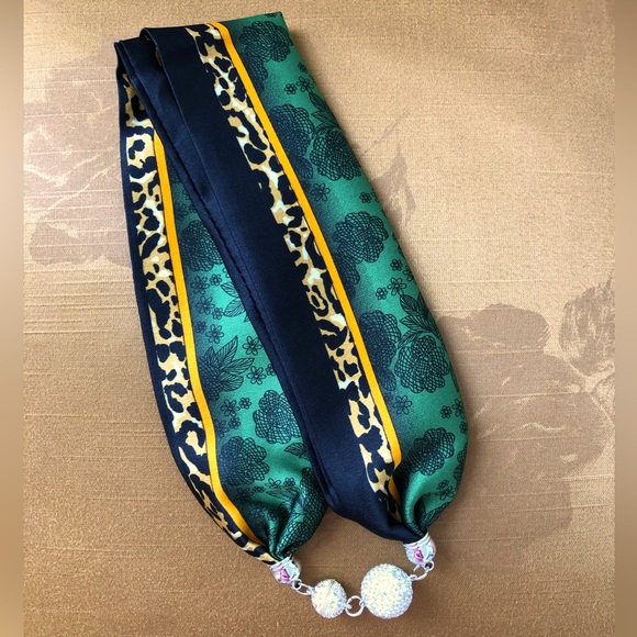 Satin Floral Leopard Scarf Crystal Rhinestone Necklace - Picture 5 of 9